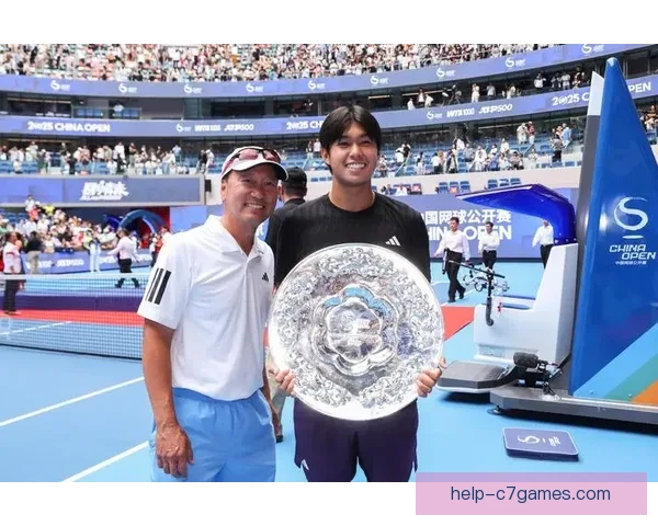 全新赛季网球巡回赛开幕 世界顶级选手争夺桂冠激烈角逐